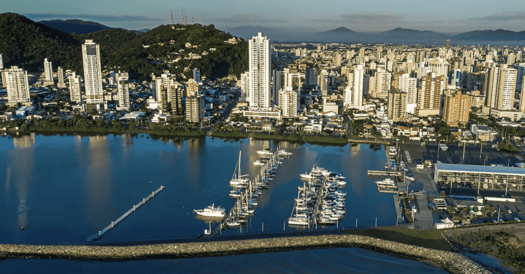 Navegantes vs Itajaí: Qual a melhor cidade para investir em imóveis?